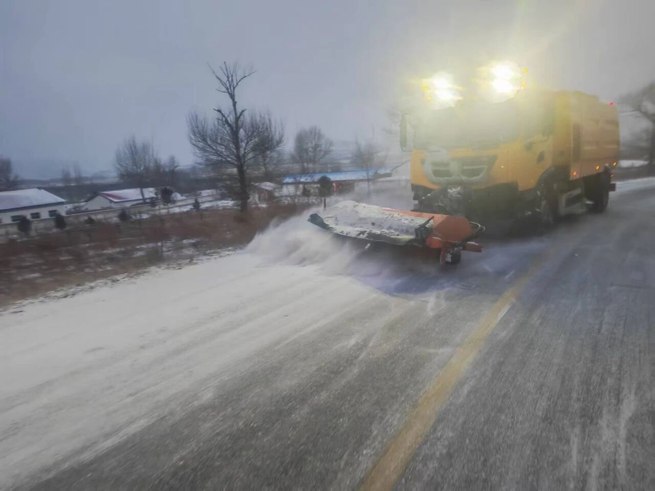 以雪为令 昼夜奋战 ——市交通运输系统全力清雪保通，护航平安出行
